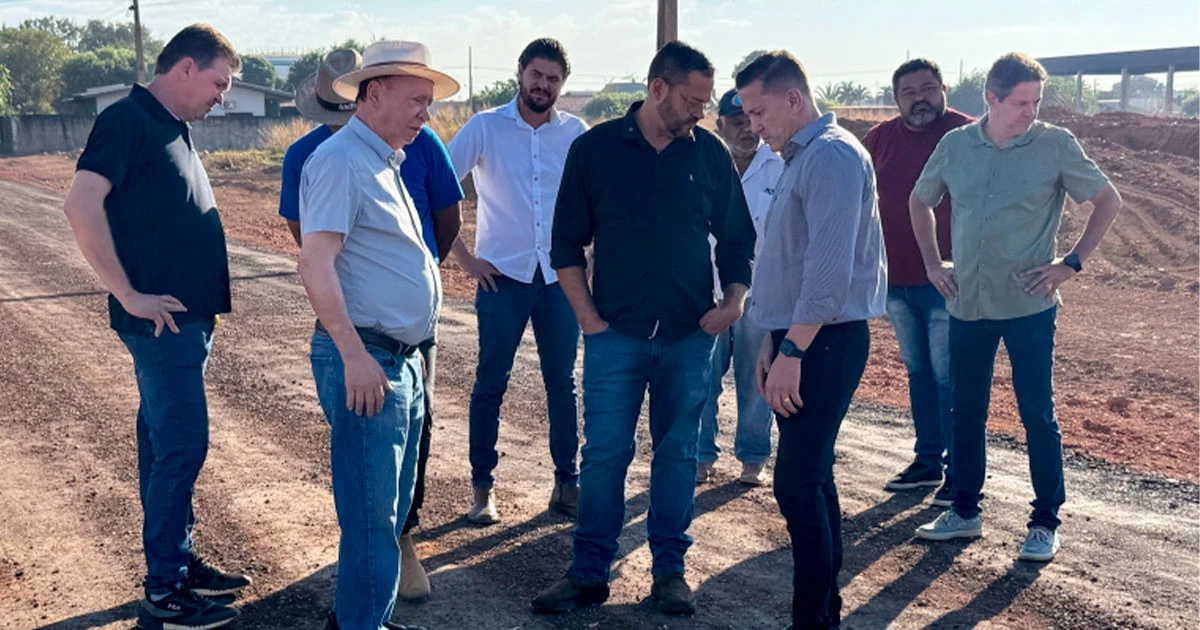 Prefeito Roberto Dorner acompanha andamento das obras na Estrada Dalva e reforça compromisso com a qualidade da pavimentação
